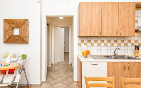 Villa Käthe Con Piscina Privata: Gabinetes, Mueble, Mostrador, Lavabo, Fregadero, Grifo, Naranja, Madera, Edificio, Diseño De Interiores