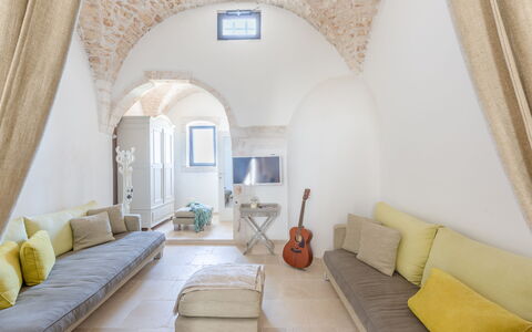 Romeo e Giulietta - Terrazza Vista Mare: Edificio, Mesa, Mueble, Sofá, Comodidad, Marco, Azur, Madera, Diseño De Interiores, Casa