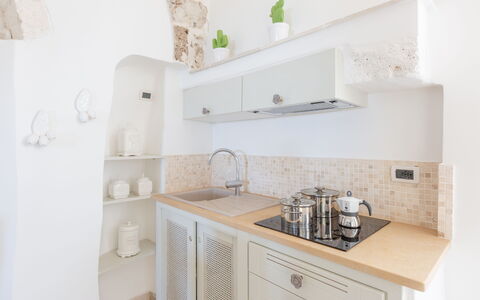 Romeo e Giulietta - Terrazza Vista Mare: Gabinetes, Mostrador, Blanco, Producto, Grifo, Estantería, Lavabo, Diseño De Interiores, Cocina, Madera