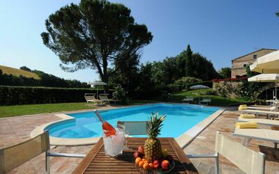 Tombolina Relais: Agua, Planta, Cielo, Propiedad, Mueble, Piscina, Árbol, Azur, Mueble Para Exteriores, Silla