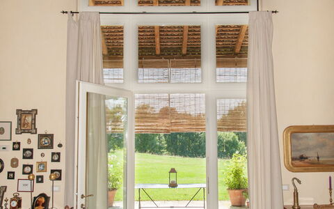 Villa Monia: Mueble, Ventana, Edificio, Planta, Casa, Madera, Textil, Sombra, Bienes Raíces