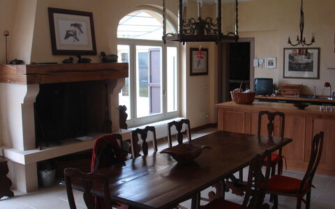 Villa Monia: Mesa, Mueble, Propiedad, Marco, Edificio, Silla, Ventana, Madera, Encendiendo, Diseño De Interiores