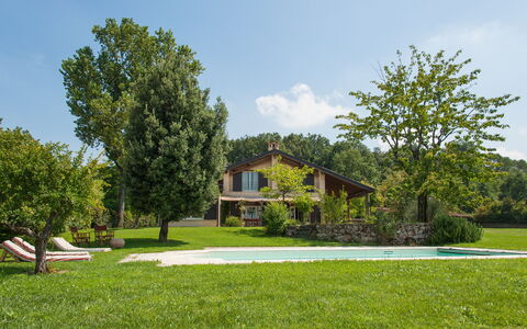Villa Monia: Planta, Nube, Cielo, Edificio, Paisaje Natural, Árbol, El Terreno Del Lote, Arquitectura, Cabaña, Casa