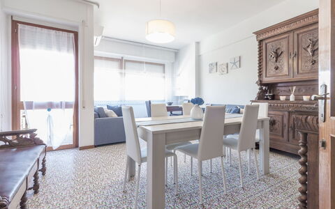 Cattolica Sea Loft: Mesa, Mueble, Edificio, Silla, Ventana, Madera, Marco, Sala, Casa, Diseño De Interiores