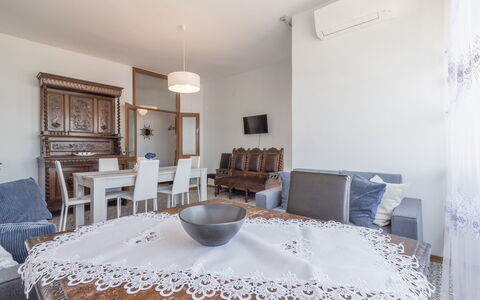 Cattolica Sea Loft: Mesa, Mueble, Propiedad, Silla, Azur, Manteles, Madera, Marco, Diseño De Interiores, Decoración