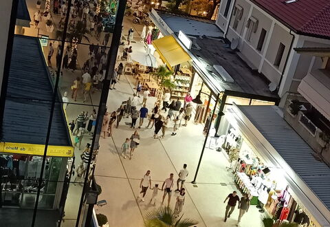 Cattolica Sea Loft: Edificio, Ventana, Infraestructura, Diseño Urbano, Barrio, Espacio Publico, Multitud, Ciudad, Ocio