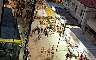 Cattolica Sea Loft: Edificio, Ventana, Infraestructura, Diseño Urbano, Barrio, Espacio Publico, Multitud, Ciudad, Ocio