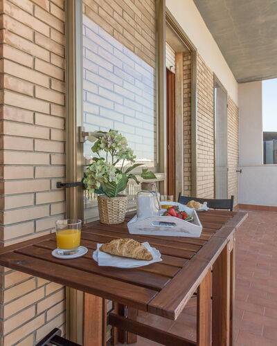 Cattolica Sea Loft: Mesa, Propiedad, Vajilla, Edificio, Ventana, Comida, Madera, Cielo, Diseño De Interiores, Sombra