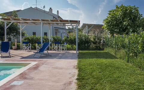 Villa Degli Aranci: Nube, Planta, Cielo, Propiedad, Edificio, Árbol, El Terreno Del Lote, Sombra, Diseño Urbano, Casa