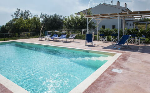 Villa Degli Aranci: Agua, Planta, Cielo, Nube, Edificio, Piscina, Azur, Sombra, Mueble Para Exteriores, Rectángulo
