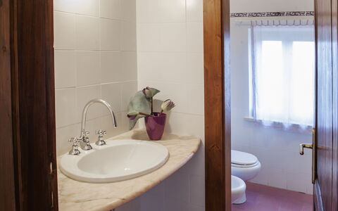 Villa Degli Aranci: Marrón, Espejo, Grifo, Lavabo, Arreglo De Tubería, Lavabo Del Baño, Propiedad, Fotografía, Púrpura, Baño