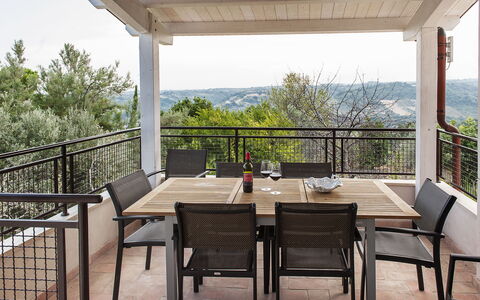 Villa Degli Aranci: Mesa, Mueble, Cielo, Propiedad, Silla, Sombra, Madera, Porche, Diseño De Interiores, Suelo