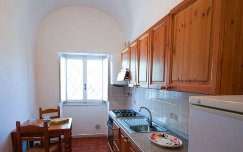 Holiday Home Giannella: Gabinetes, Mueble, Propiedad, Mostrador, Fregadero, Ventana, Edificio, Madera, Lavabo, Cocina