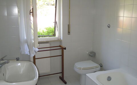 Casa Argentario: Arreglo De Tubería, Propiedad, Bañera, Lavabo, Grifo, Baño, Ventana, Edificio, Púrpura