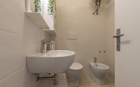 Conero Suite: Grifo, Arreglo De Tubería, Lavabo, Propiedad, Lavabo Del Baño, Blanco, Baño, Espejo, Púrpura, Negro