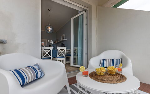 Conero Suite: Mueble, Propiedad, Comodidad, Producto, Azur, Textil, Madera, Encendiendo, Edificio, Naranja