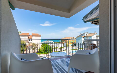 Conero Suite: Cielo, Nube, Tiempo De Día, Edificio, Propiedad, Sombra, Azur, Arquitectura, Diseño De Interiores