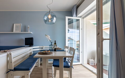 Conero Suite: Mesa, Mueble, Propiedad, Madera, Sofá, Diseño De Interiores, Piso, Silla, Arquitectura, Sala