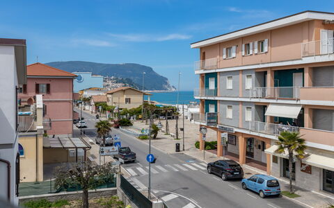 Conero Suite: Cielo, Coche, Nube, Edificio, Tiempo De Día, Propiedad, Ventana, Planta, Vehículo, Casa