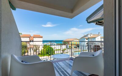 Conero Suite: Cielo, Nube, Tiempo De Día, Edificio, Propiedad, Sombra, Azur, Arquitectura, Diseño De Interiores