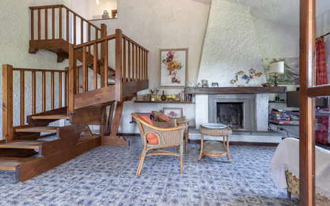 Villa Il Pesco: Mueble, Propiedad, Edificio, Madera, Piso, Diseño De Interiores, Mesa, Suelo, Escalera, Silla