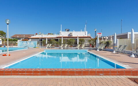 Villa Il Pesco: Agua, Cielo, Piscina, Azur, Ocio, Material Compuesto, Mueble Para Exteriores, Recreación, Rectángulo, Sombra