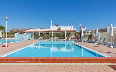 Villa Il Pesco: Agua, Cielo, Piscina, Azur, Ocio, Material Compuesto, Mueble Para Exteriores, Recreación, Rectángulo, Sombra