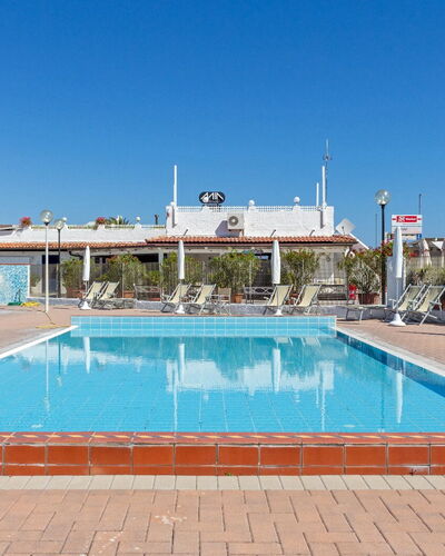 Villa Il Pesco: Agua, Cielo, Piscina, Azur, Ocio, Material Compuesto, Mueble Para Exteriores, Recreación, Rectángulo, Sombra