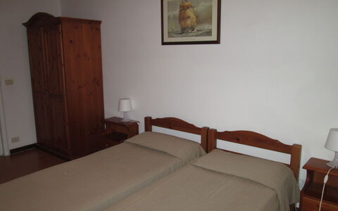 Giannella Holiday Apartment: Mueble, Propiedad, Comodidad, Cama, Madera, Marco, Edificio, Diseño De Interiores, Piso, Marco De La Cama