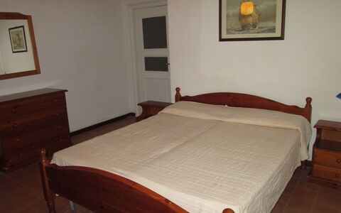 Giannella Holiday Apartment: Edificio, Mueble, Marco, Propiedad, Comodidad, Madera, Textil, Mesa, Diseño De Interiores, Suelo