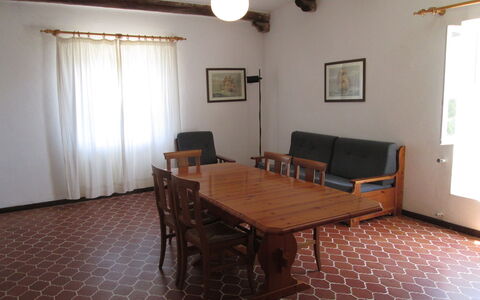 Giannella Holiday Apartment: Mueble, Mesa, Ventana, Edificio, Madera, Salón, Suelo, Piso, Cortina, Bienes Raíces