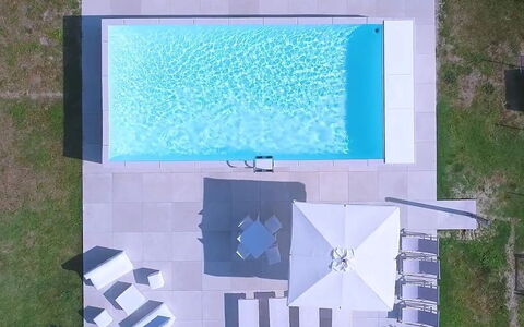 Villa Clair: Azur, Rectángulo, Entorno Natural, Mundo, Agua, Hierba, Fuente, Árbol, Azul Eléctrico, Tecnología