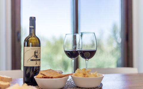 Villa Clair: Comida, Mesa, Vajilla, Drinkware, Mueble, Vino, Stemware, Botella, Copa De Vino, Barware