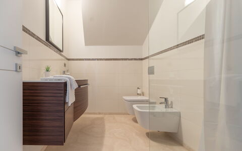 Villa Clair: Propiedad, Lavabo, Grifo, Arreglo De Tubería, Baño, Lavabo Del Baño, Edificio, Arquitectura, Suelo