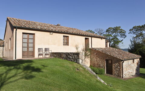 Chianti Resort: Cielo, Edificio, Propiedad, Planta, Ventana, Árbol, Casa, El Terreno Del Lote, Hierba, Barrio Residencial