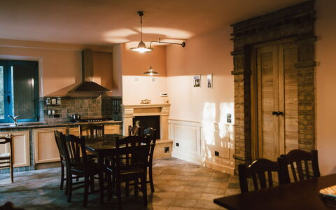 Villa Millefiori: Mesa, Mueble, Silla, Cocina, Madera, Encendiendo, Mostrador, Sala, Ventana, Piso