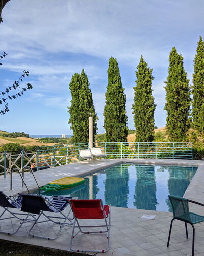 Villa Millefiori: Agua, Cielo, Planta, Nube, Mueble, Naturaleza, Silla, Árbol, Piscina, Mueble Para Exteriores