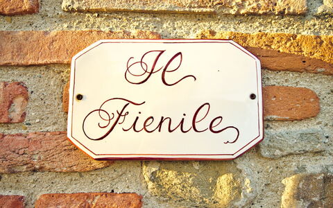 Il Fienile Holiday Home: Propiedad, Rectángulo, Madera, Amarillo, Fuente, Ladrillo, Propiedad Material, Enladrillado