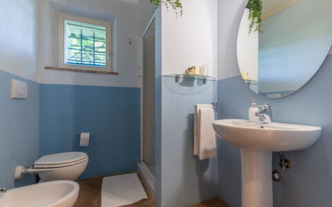 Il Fienile Holiday Home: Espejo, Arreglo De Tubería, Lavabo Del Baño, Lavabo, Grifo, Propiedad, Púrpura, Baño, Azul