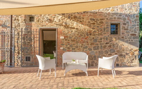 Il Fienile Holiday Home: Mueble, Planta, Propiedad, Silla, Edificio, Sombra, Madera, Comodidad, Diseño De Interiores, Arquitectura