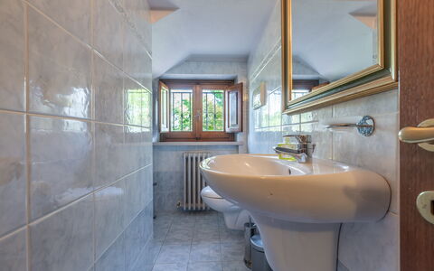 Villa Vagnini: Grifo, Espejo, Arreglo De Tubería, Propiedad, Lavabo, Baño, Baño, Lavabo Del Baño, Diseño De Interiores, Púrpura