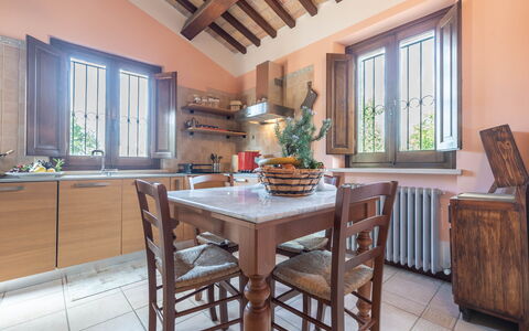 Villa Vagnini: Mesa, Mueble, Gabinetes, Ventana, Mostrador, Azur, Cocina, Madera, Planta, Piso