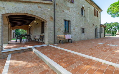 Villa Vagnini: Propiedad, Ventana, Superficie De La Carretera, Madera, Diseño De Interiores, Árbol, Suelo, Diseño Urbano, Piso, Barrio