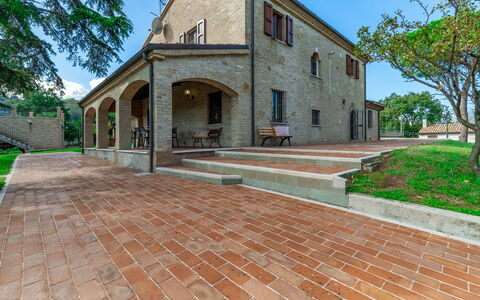 Villa Vagnini: Planta, Cielo, Propiedad, Árbol, Superficie De La Carretera, Enladrillado, Ladrillo, Pared, Barrio Residencial, Bienes Raíces