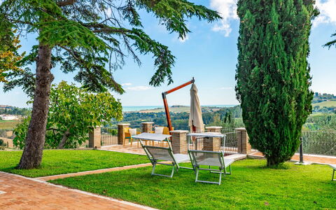 Villa Vagnini: Cielo, Nube, Planta, Tiempo De Día, Propiedad, Mueble, Naturaleza, Verde, Paisaje Natural, Mesa