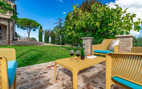 Villa Vagnini: Cielo, Nube, Planta, Mesa, Mueble, Propiedad, Verde, Azur, Naturaleza, Azul
