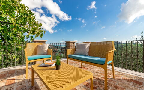 Villa Vagnini: Cielo, Nube, Planta, Mueble, Propiedad, Mesa, Azur, Madera, Paisaje Natural, Mueble Para Exteriores