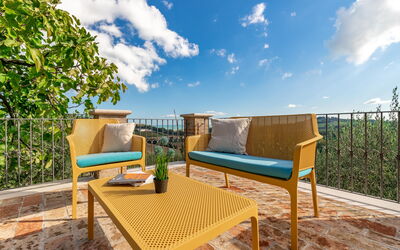 Villa Vagnini: Cielo, Nube, Planta, Mueble, Propiedad, Mesa, Azur, Madera, Paisaje Natural, Mueble Para Exteriores