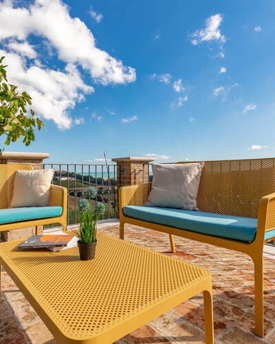 Villa Vagnini: Cielo, Nube, Planta, Mueble, Propiedad, Mesa, Azur, Madera, Paisaje Natural, Mueble Para Exteriores