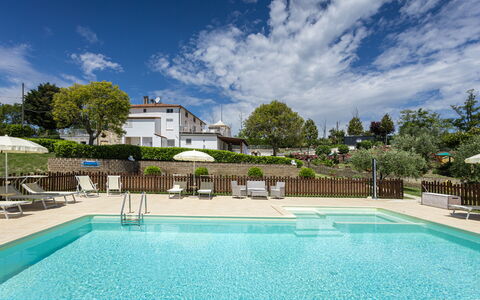 La Casa Di Campagna: Piscina, Recurso, Mueble Para Exteriores, Jardín, Eco Hotel, Sombra, Paisajismo, Paraguas, Hotel, Sunlounger